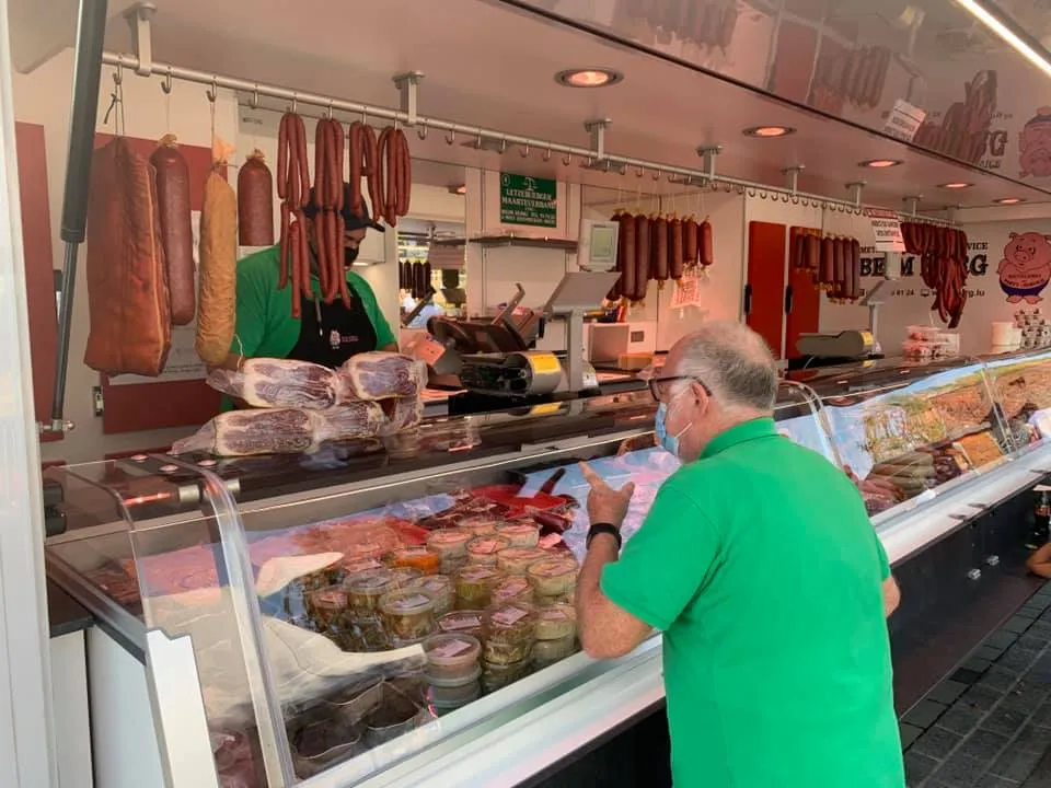 Marktstand von Beim Burg mit Würsten und frischen Produkten