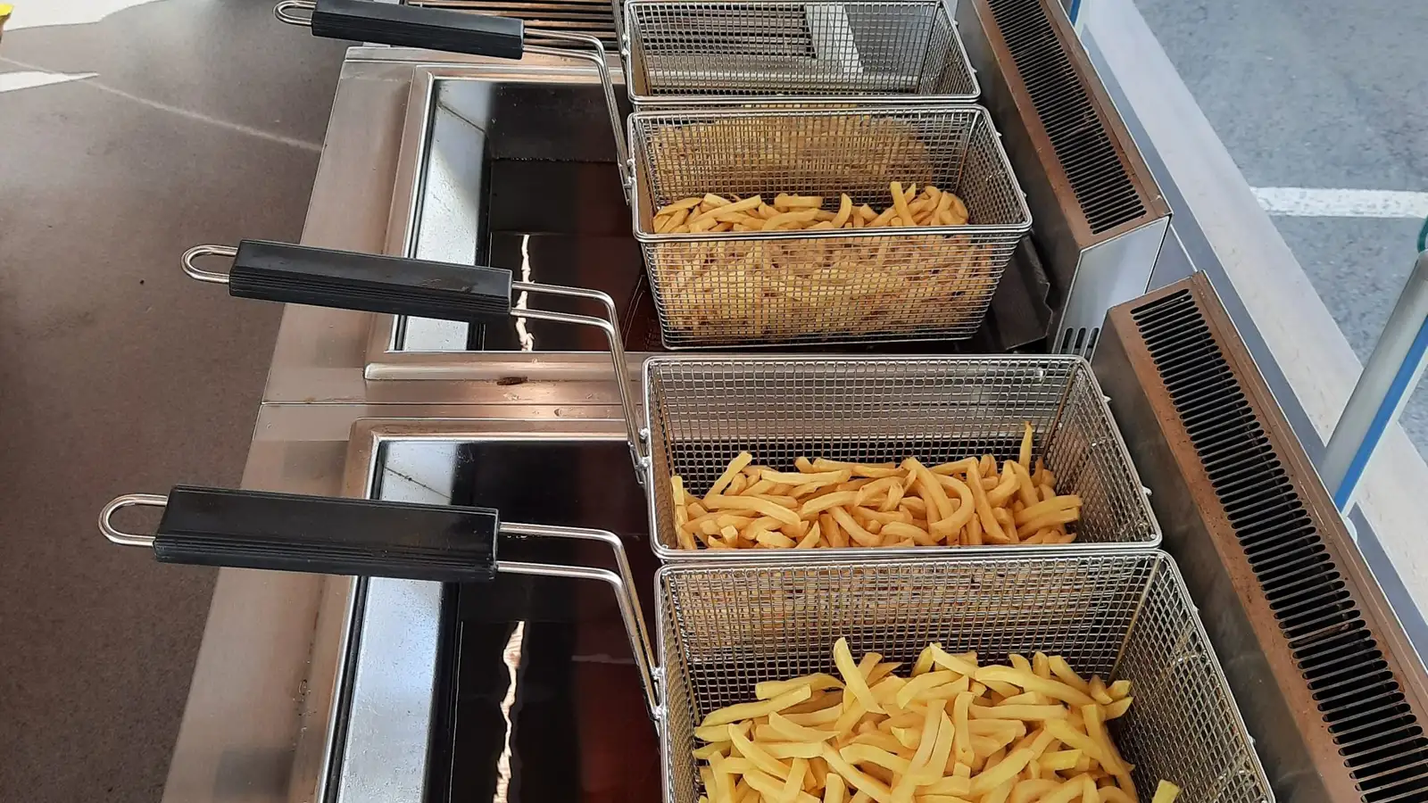 Der Grillanhänger von Beim Burg im vollen Einsatz bei einem Fest — Grillfleisch und Fritten