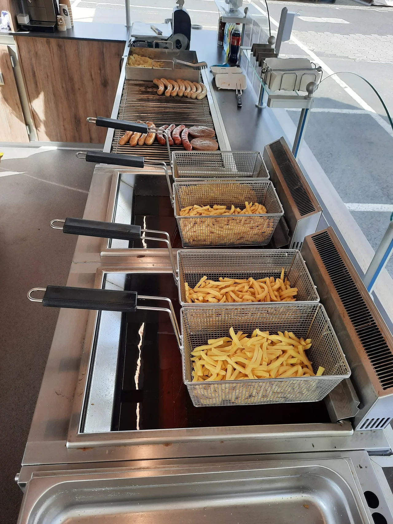Grill und Fritten des Beim Burg Party-Service im vollen Einsatz