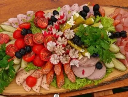 Kalte Platte von Beim Burg, garniert mit Tomaten, Oliven und Rohkost