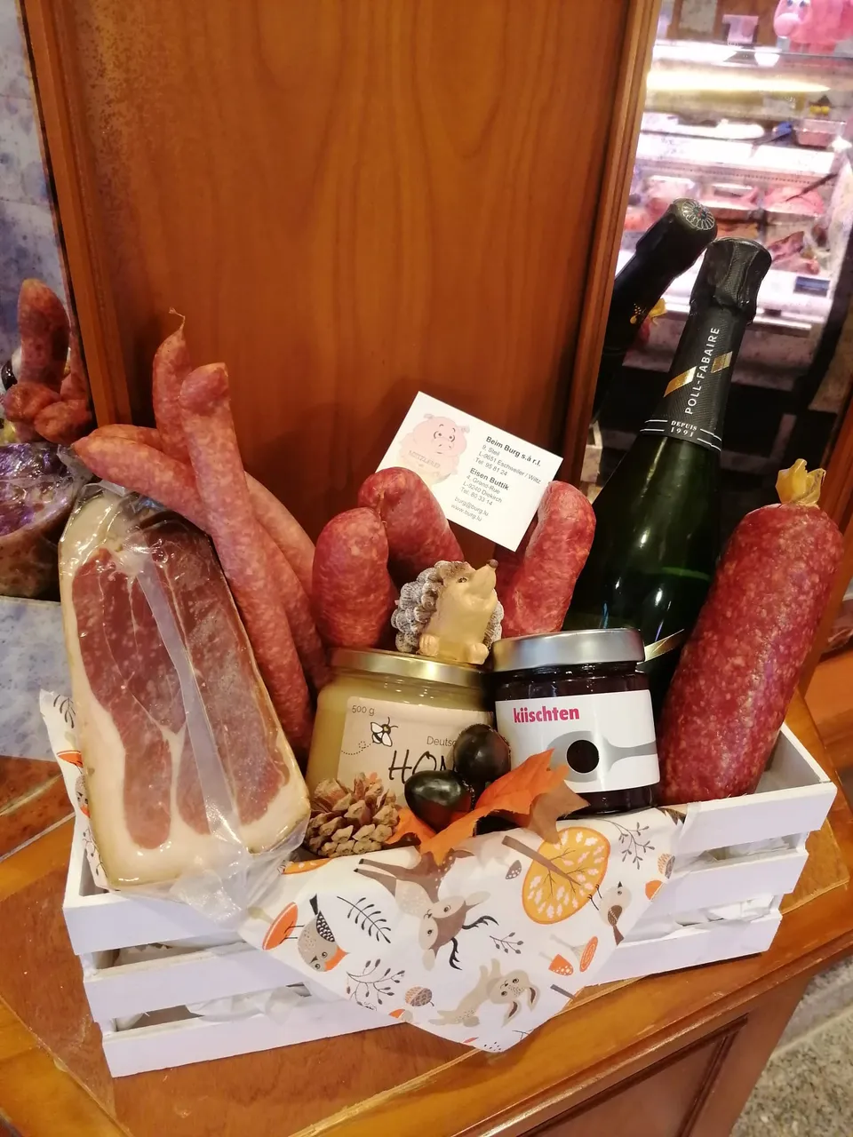 Der große Geschenkkorb von Beim Burg — roher Schinken, hausgemachte Würste, Honig, Marmelade und Sekt